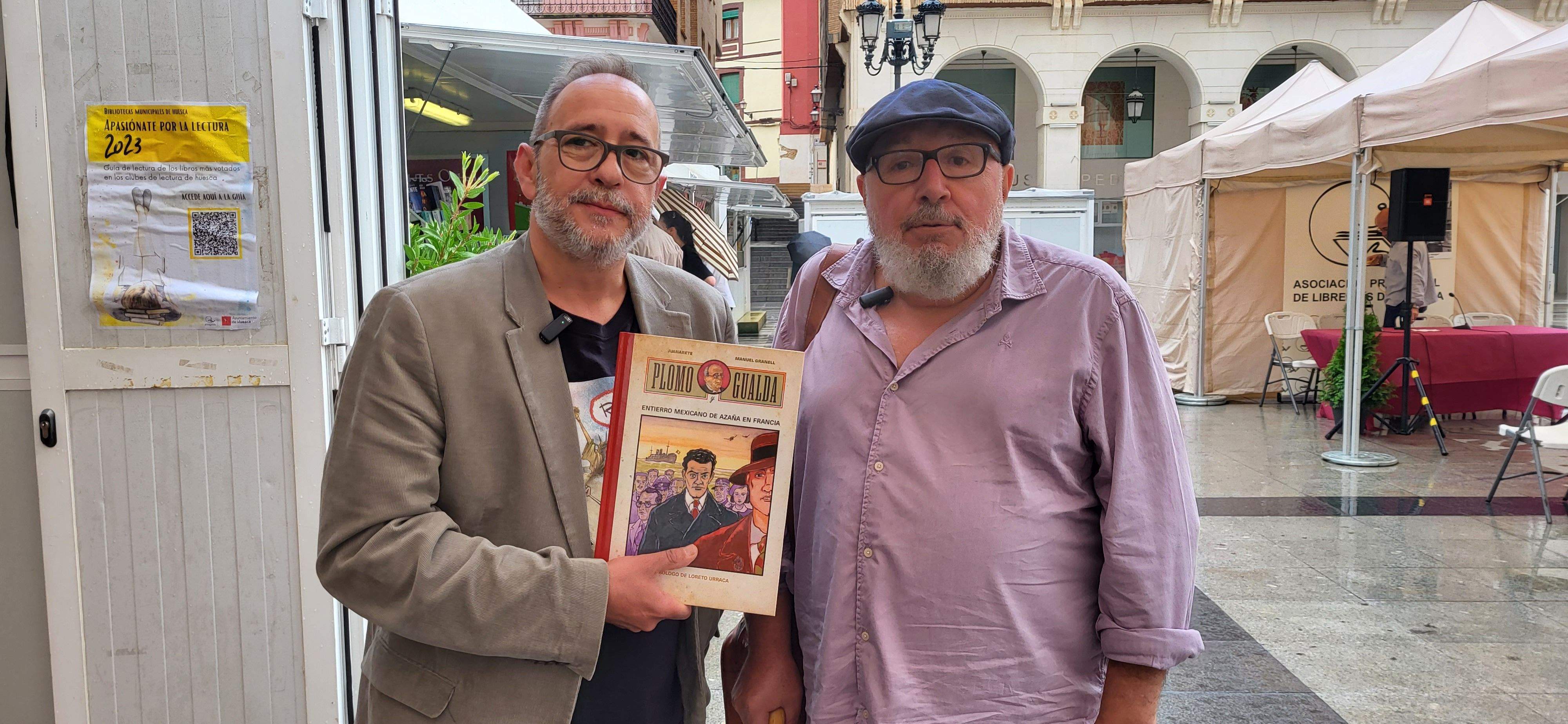 Juan Arete y Manuel Granell han firmado en la Feria del Libro de Huesca su obra "Plomo y gualda".