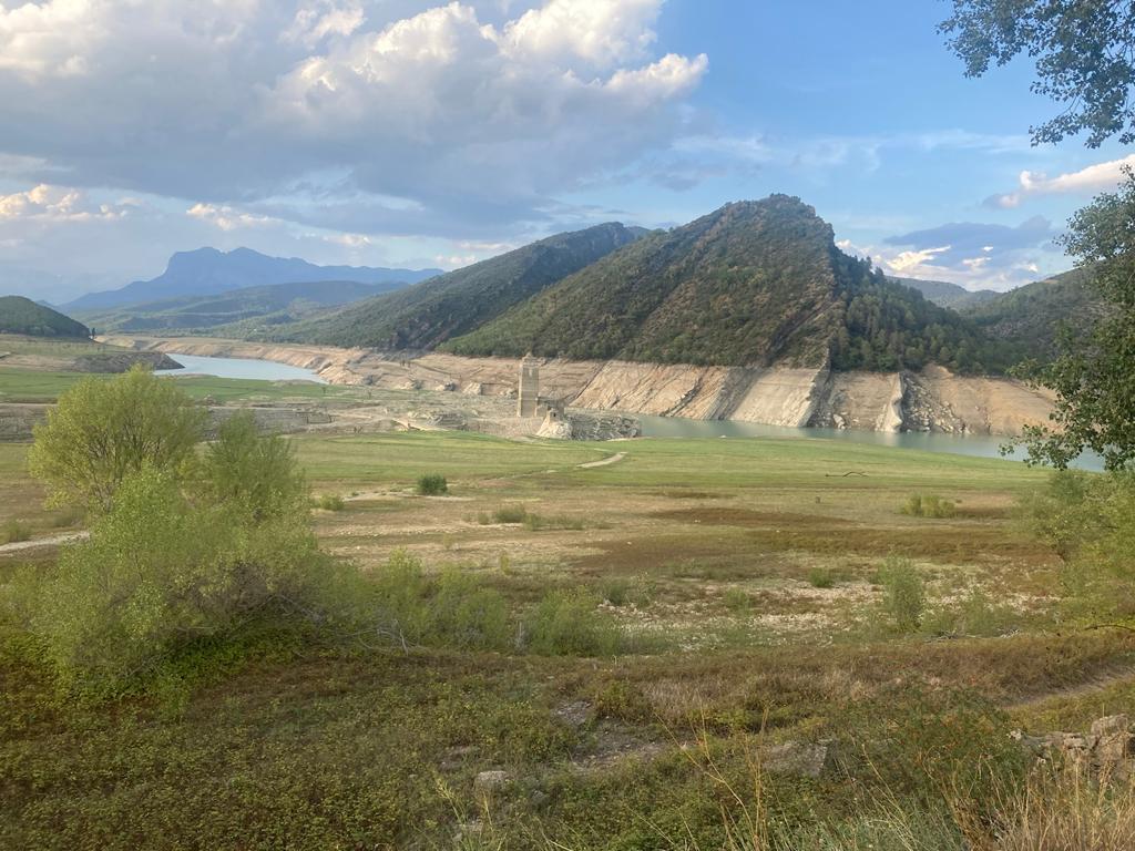 La sequía ha vuelto a dejar la torre de la iglesia y los restos del pueblo original de Mediano al descubierto. 