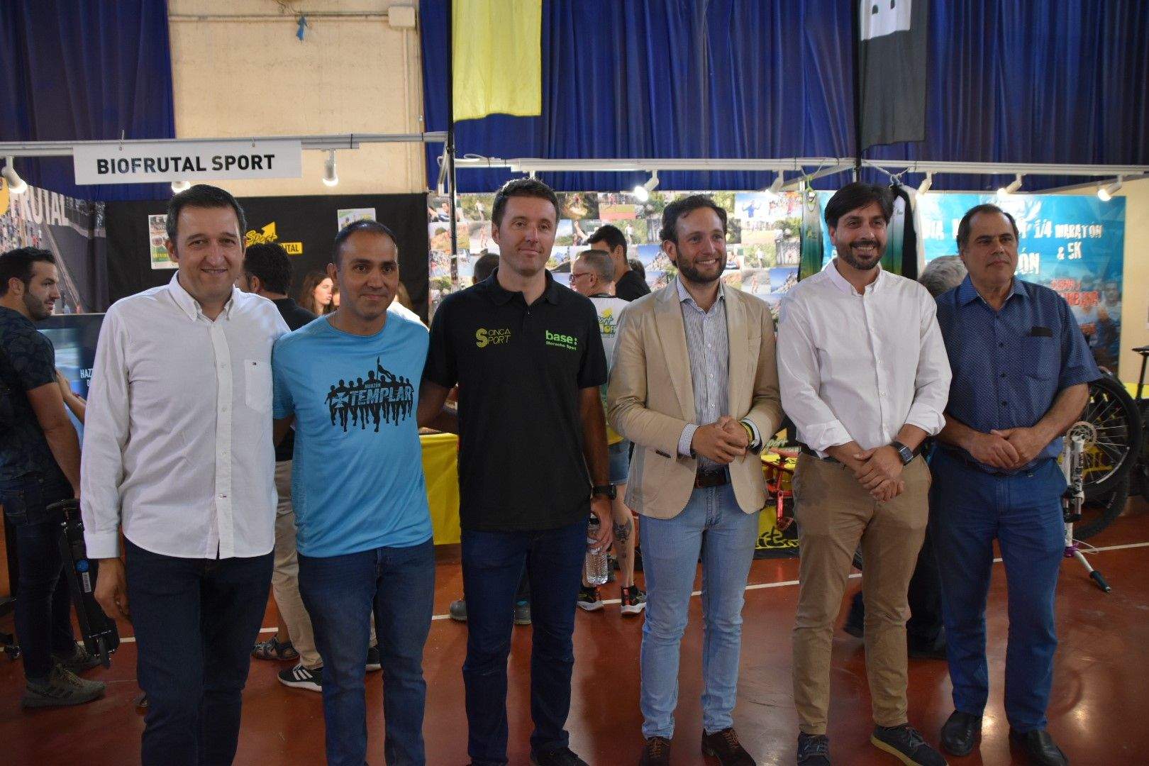 Autoridades y organizadores con el alcalde en funciones, Isaac Claver, en el centro en la inauguración del IV Salón del Deporte-Cinca Sport