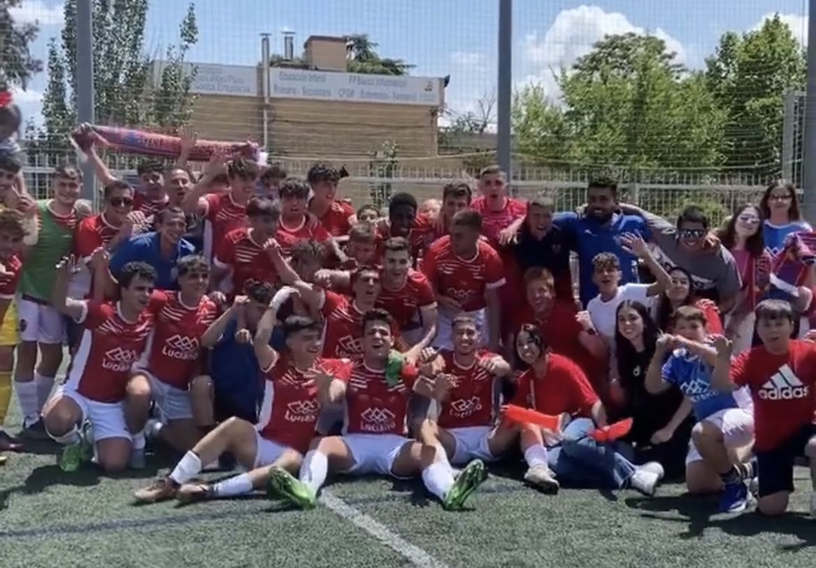 Jugadores del Tardienta y afición celebran el pase a la final en el barrio zaragozano de San José.