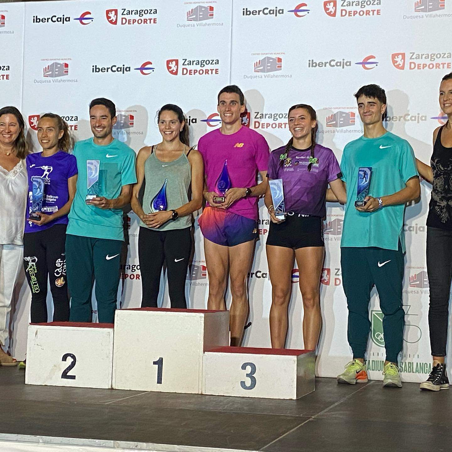 Podios masculino y femenino de la Milla Delicias.