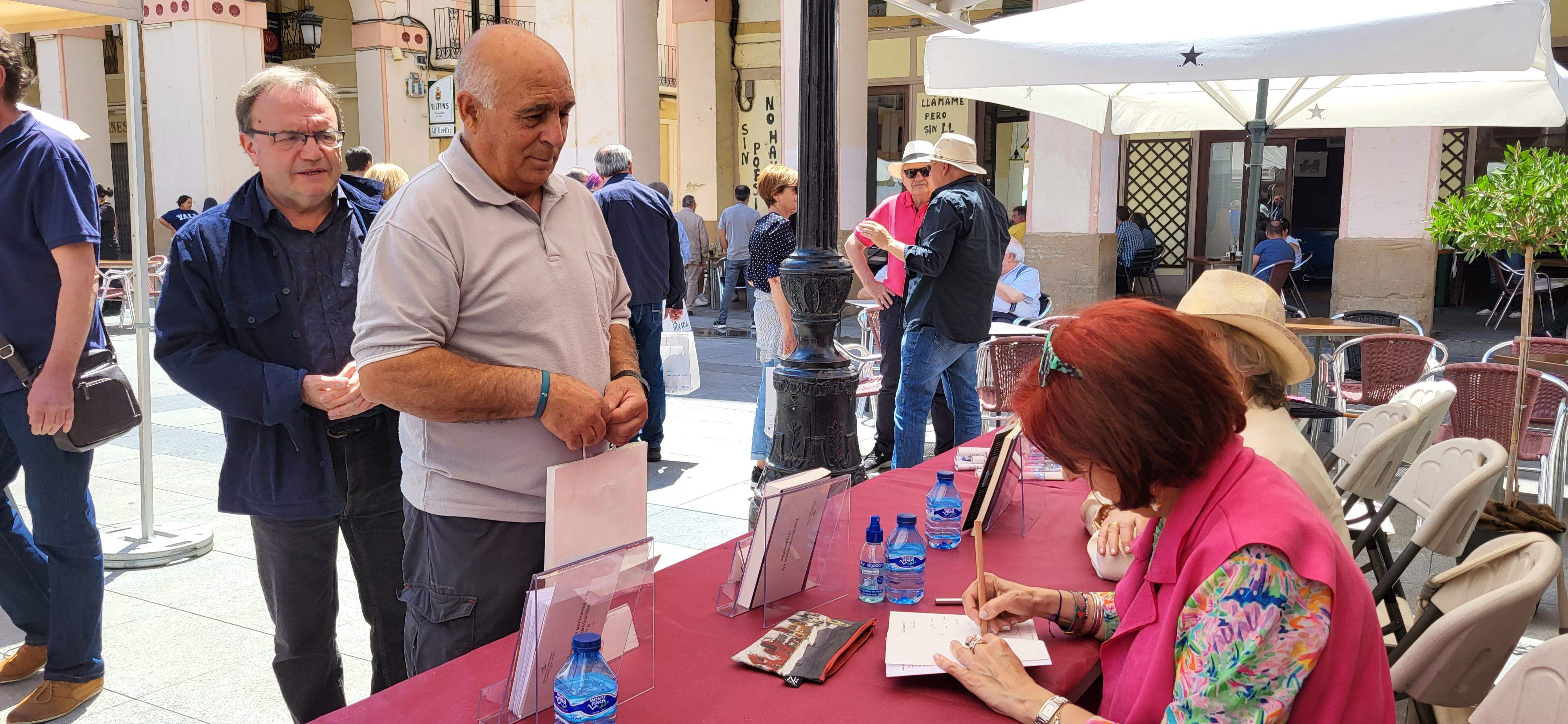 Ana Alcolea, firmando ejemplares en la 39ª Feria del Libro de Huesca. Foto Myriam Martínez