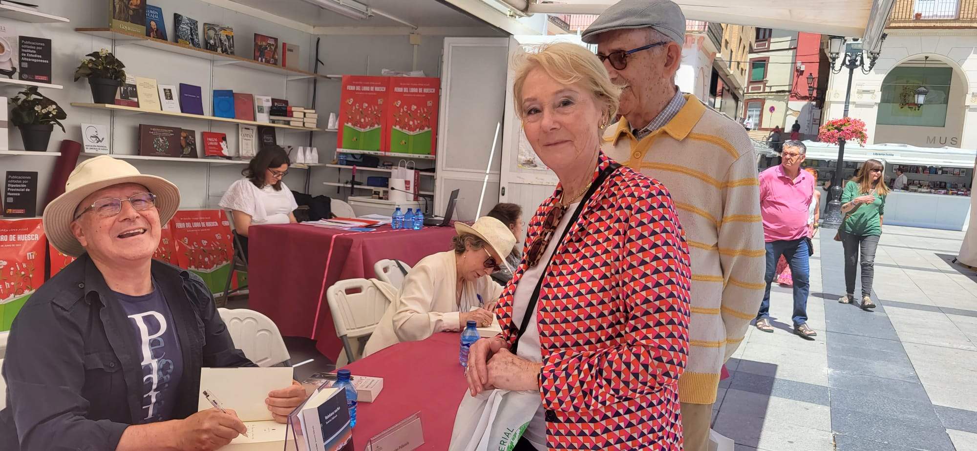 Severino Pallaruelo firma un libro a Pepa Sánchez