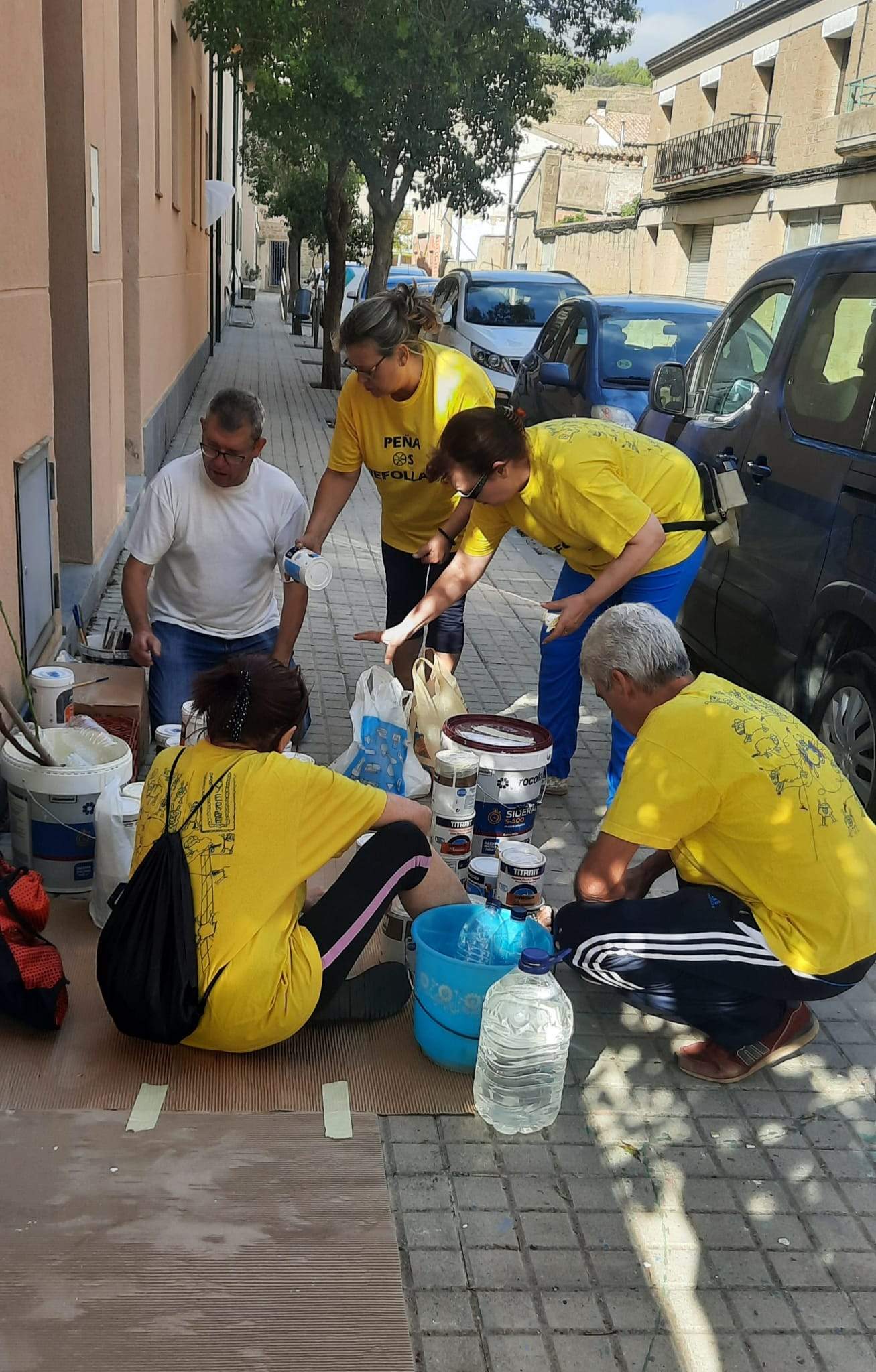 Peña Os Refollaus, preparando la pintura de los niños en la tabla de las monjas. Foto Ayuntamiento de Ayerbe