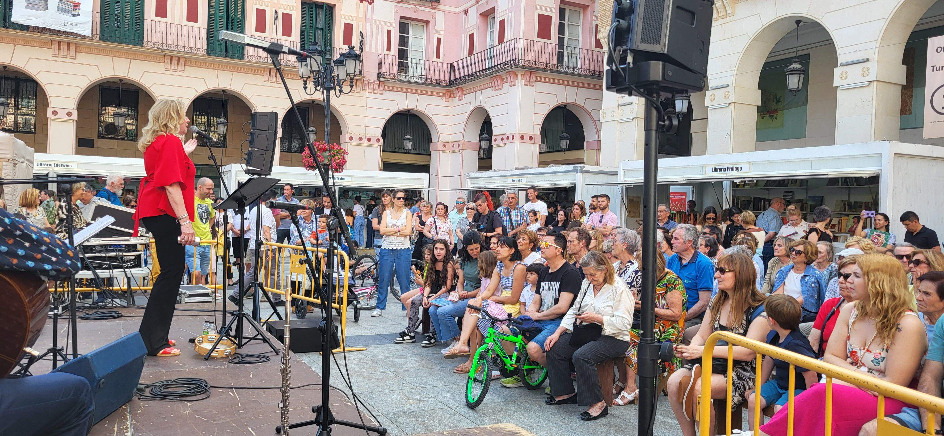 Olga y los ministriles, en la 39ª Feria del Libro de Huesca. Foto Myriam Martínez