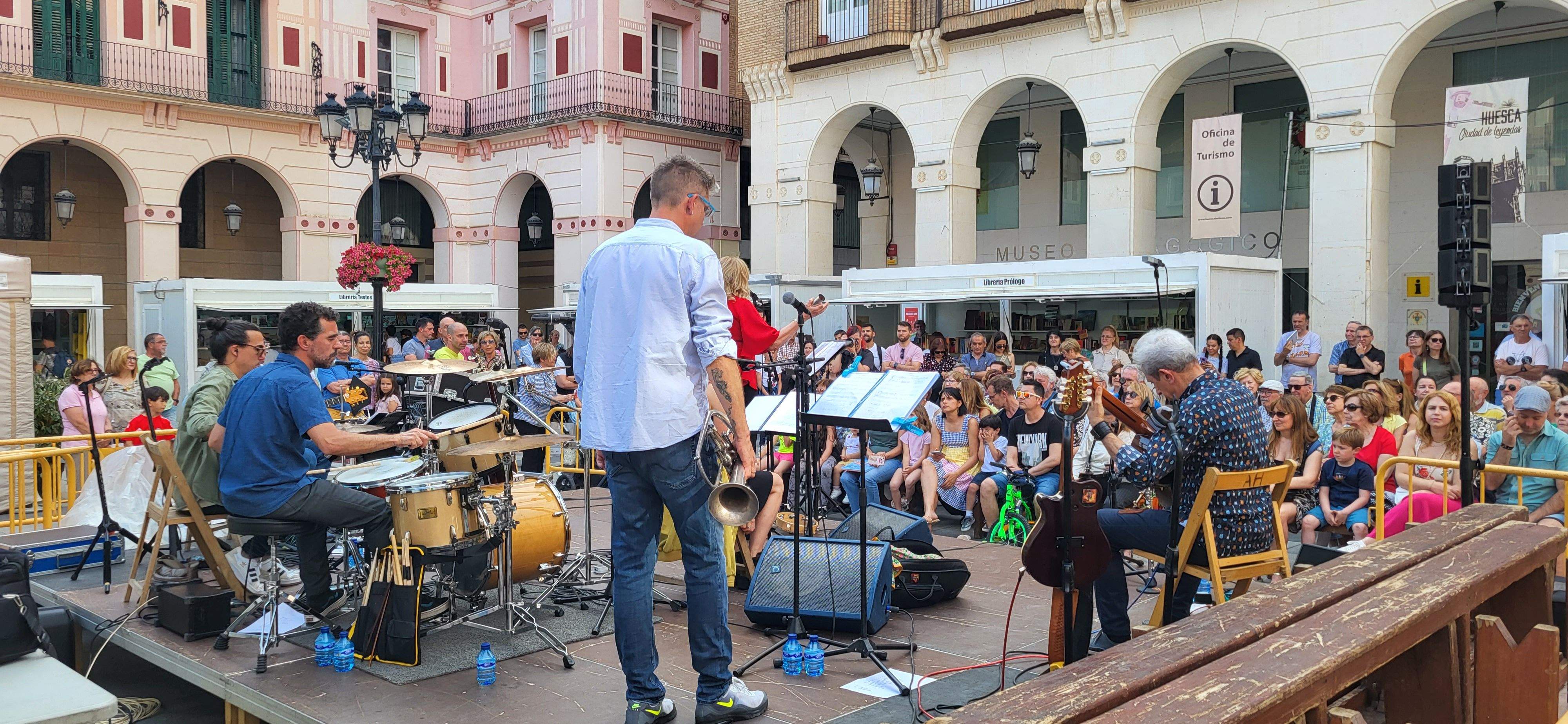 Olga y los ministriles, en la 39ª Feria del Libro de Huesca. Foto Myriam Martínez