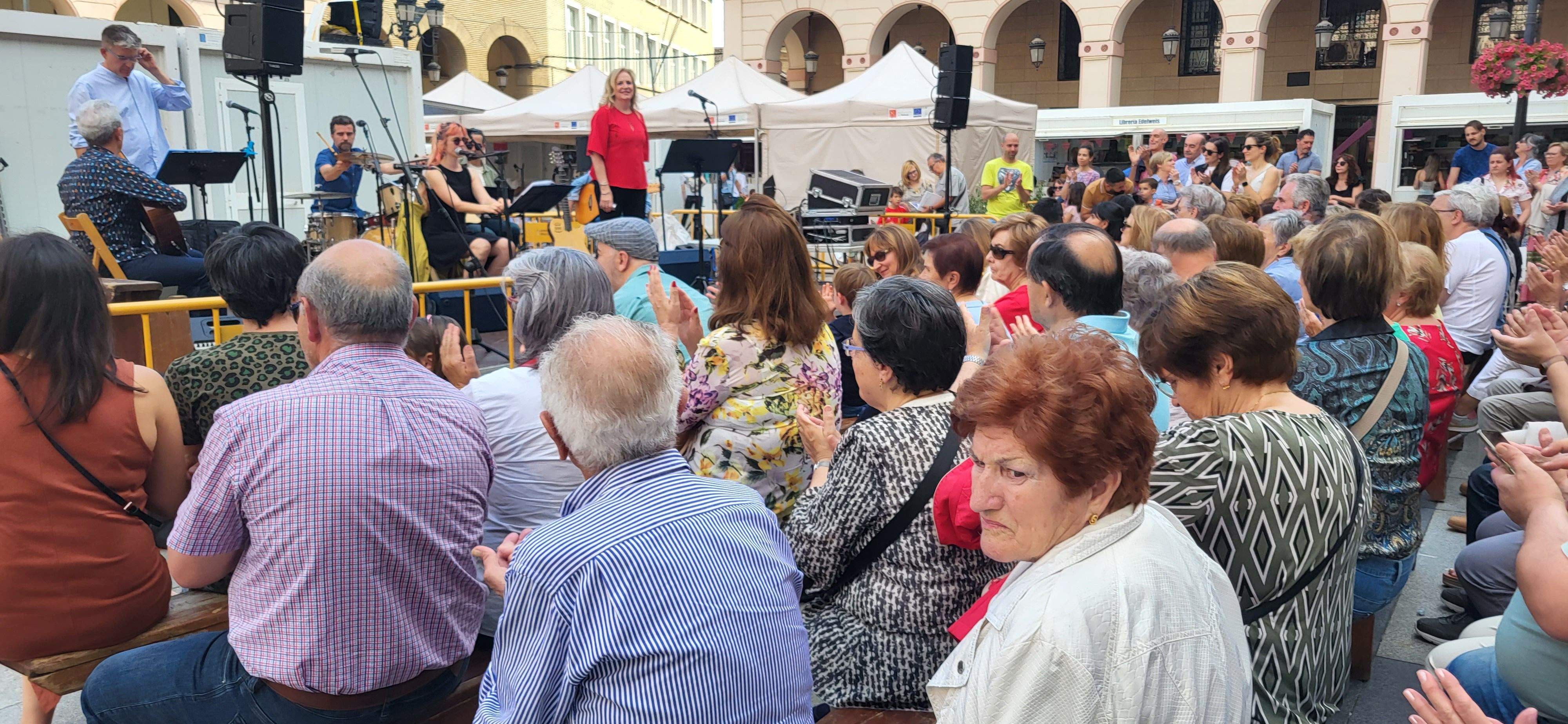 Olga y los ministriles, en la 39ª Feria del Libro de Huesca. Foto Myriam Martínez