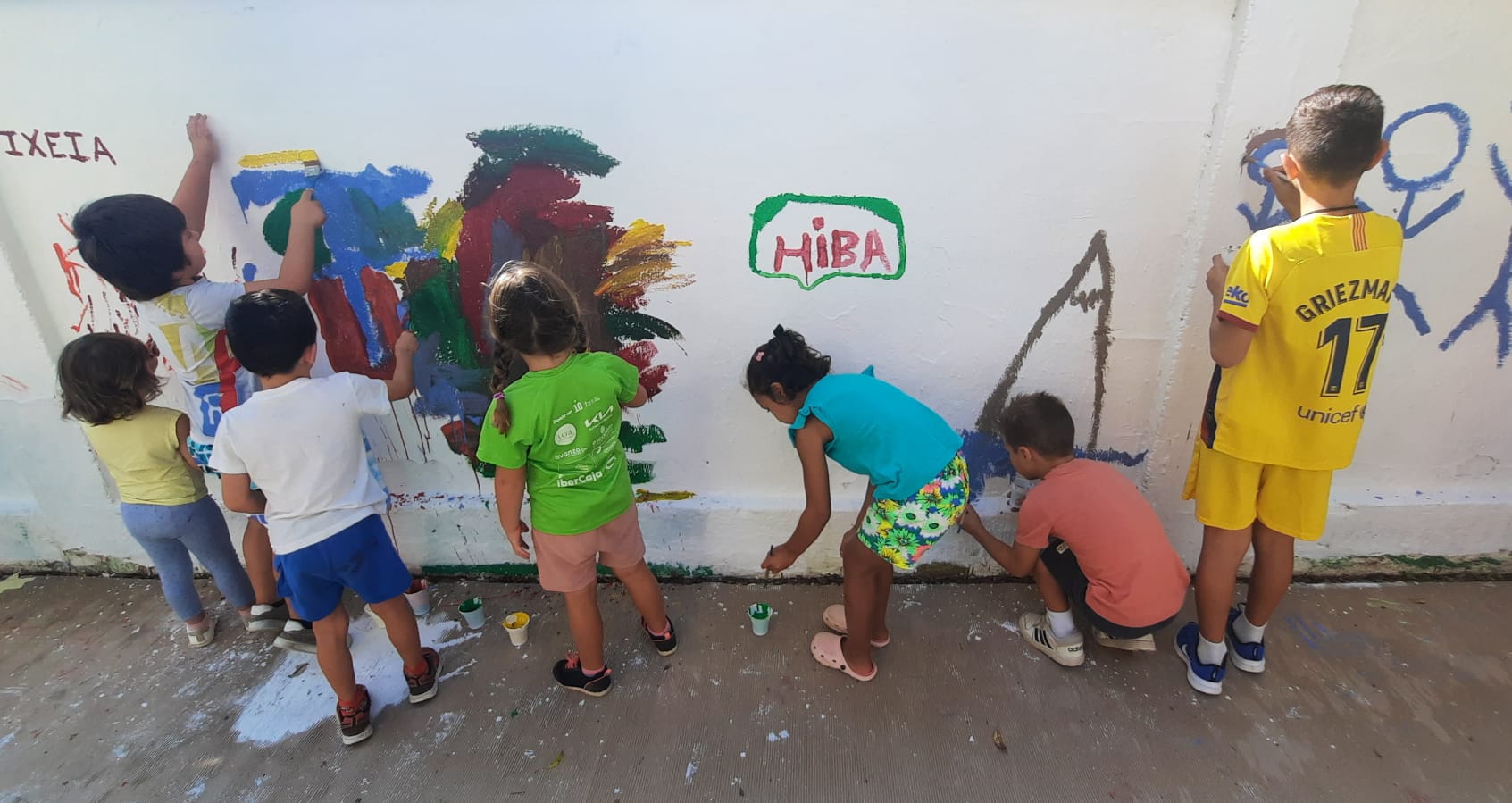 Pintando en el muro. Los pequeños protagonizan la mañana dominical. Foto Ayuntamiento de Ayerbe 
