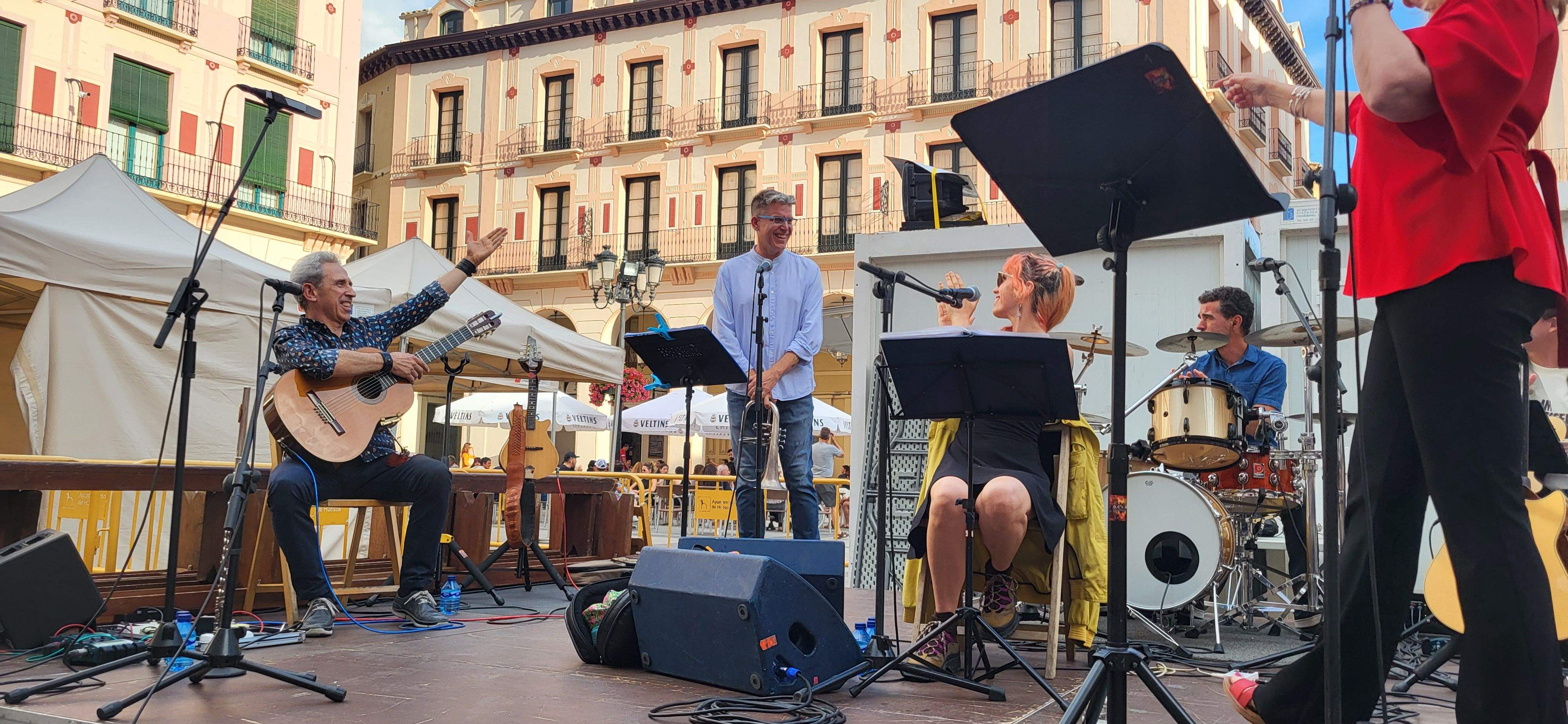 Olga y los ministriles, en la 39ª Feria del Libro de Huesca. Foto Myriam Martínez