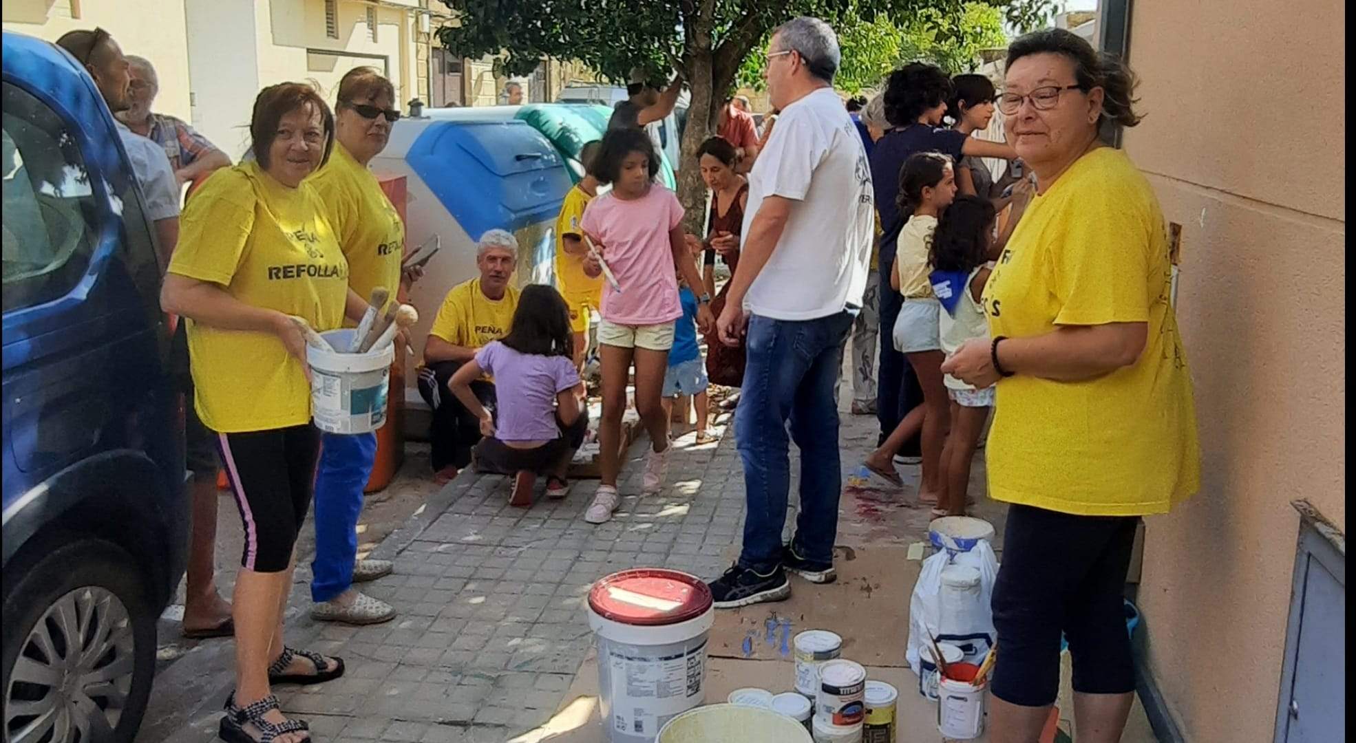 Pintando en el muro. Los pequeños protagonizan la mañana dominical. Foto Ayuntamiento de Ayerbe 