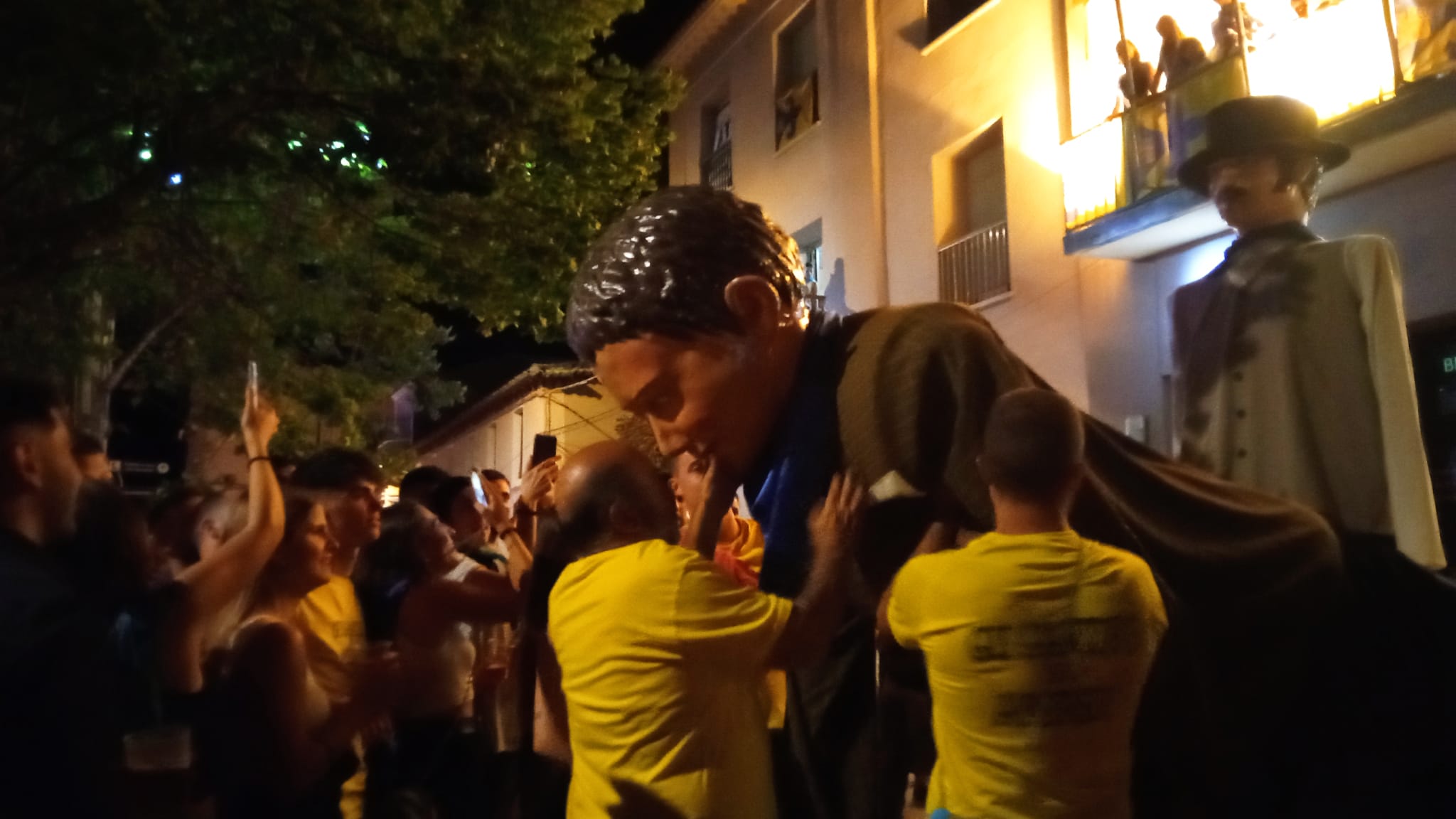 Puesta de pañoletas a los gigantes "Perico" y "Santiagué", los hermanos Ramón y Cajal,, por la Peña Os Juerguistas 