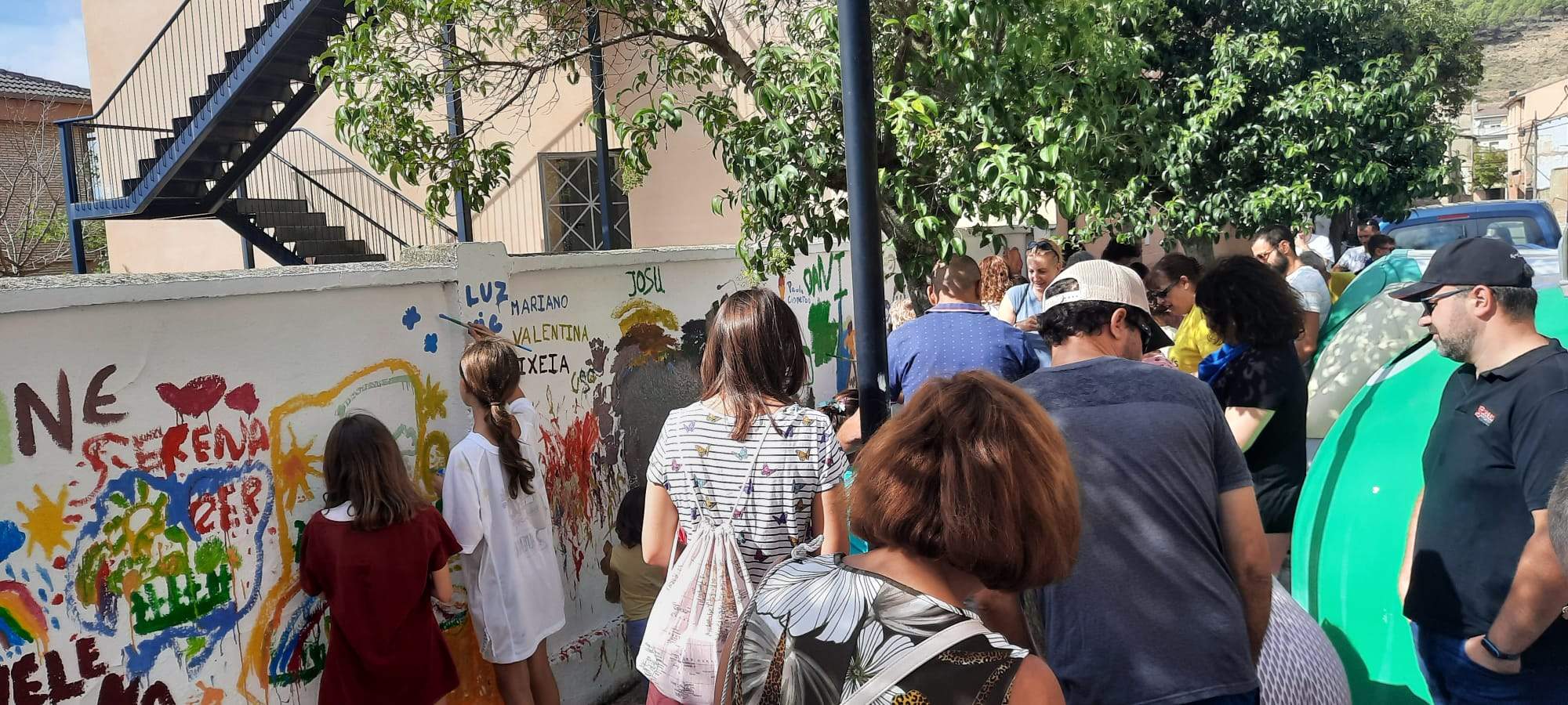 Pintando en el muro. Los pequeños protagonizan la mañana dominical. Foto Ayuntamiento de Ayerbe 