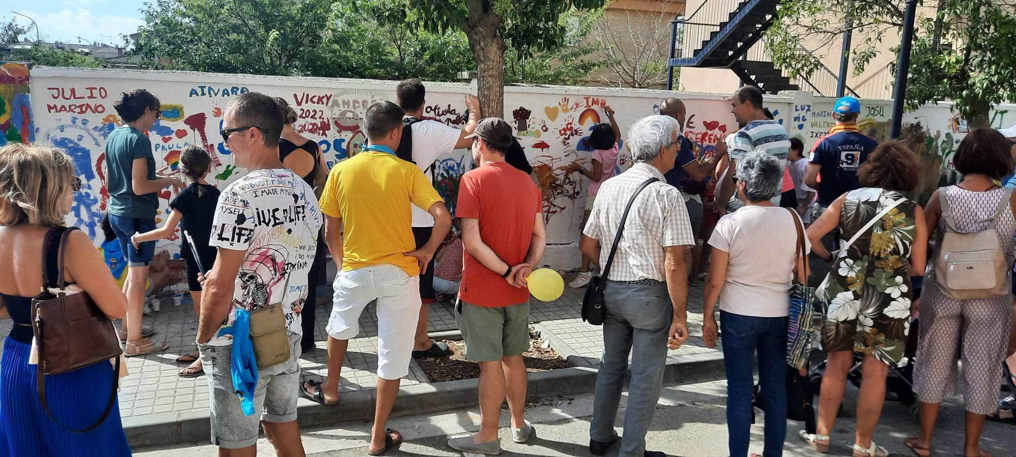 Pintando en el muro. Los pequeños protagonizan la mañana dominical. Foto Ayuntamiento de Ayerbe 