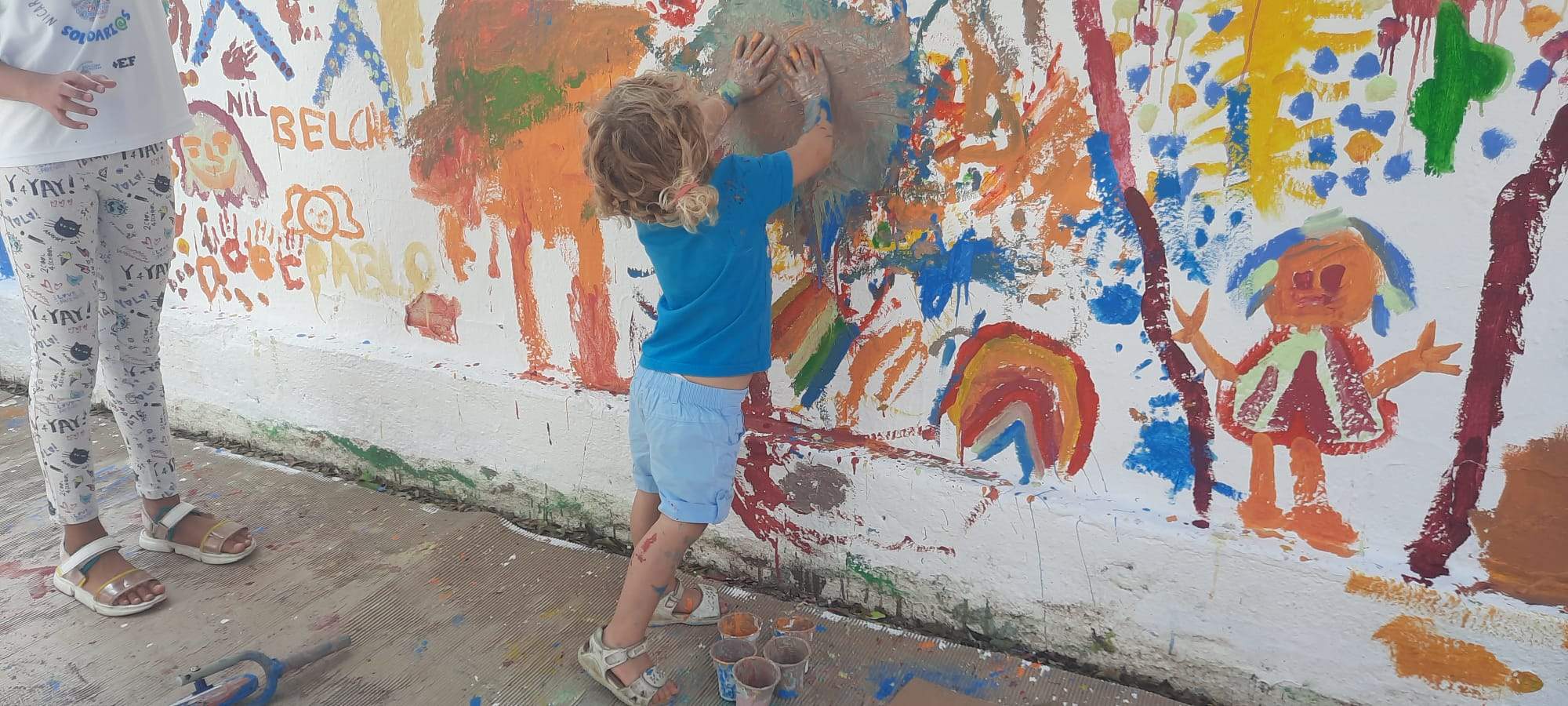 Pintando en el muro. Los pequeños protagonizan la mañana dominical. Foto Ayuntamiento de Ayerbe 