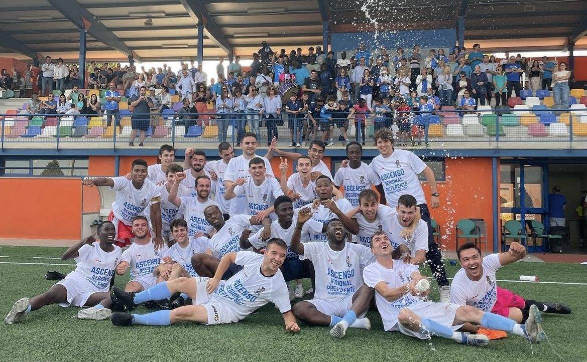 Jugadores del Atlético Binéfar celebran junto a la afición el ascenso a Regional Preferente.