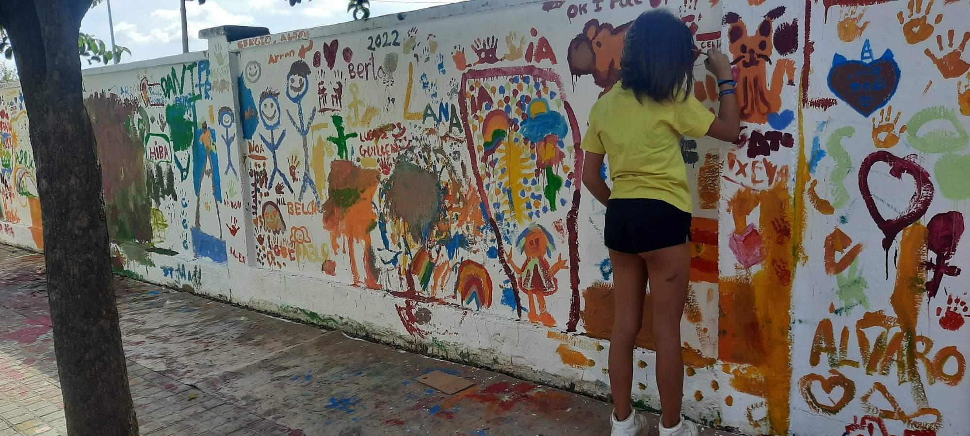 Pintando en el muro. Los pequeños protagonizan la mañana dominical. Foto Ayuntamiento de Ayerbe 