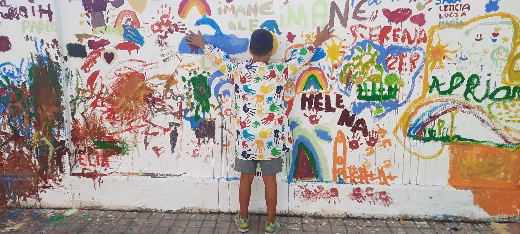 Pintando en el muro. Los pequeños protagonizan la mañana dominical. Foto Ayuntamiento de Ayerbe 