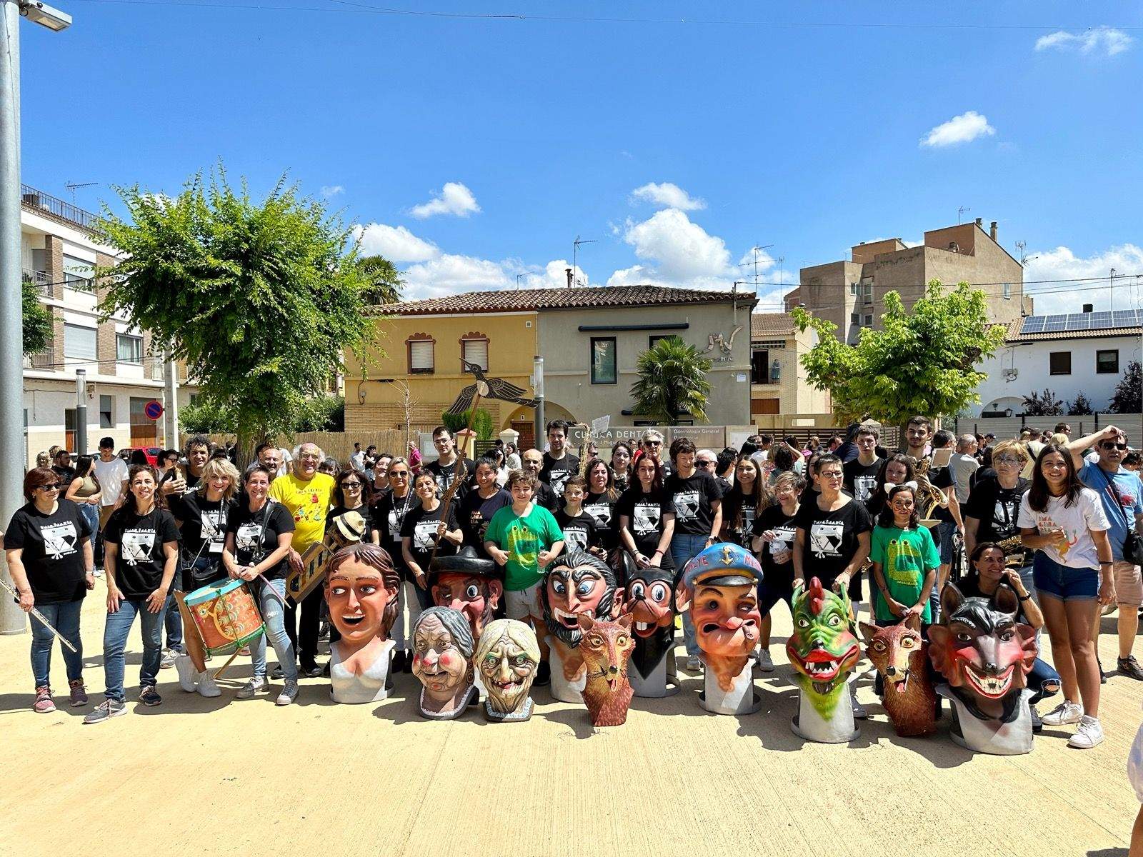 Foto de familia de los participantes en el pasacalles.