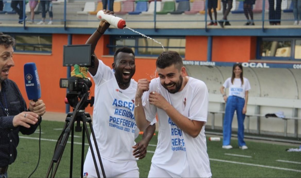Celebración tras el pitido final.