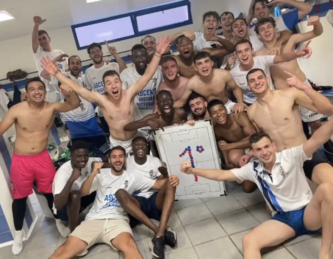 Celebración de los jugadores y cuerpo técnico en el vestuario.