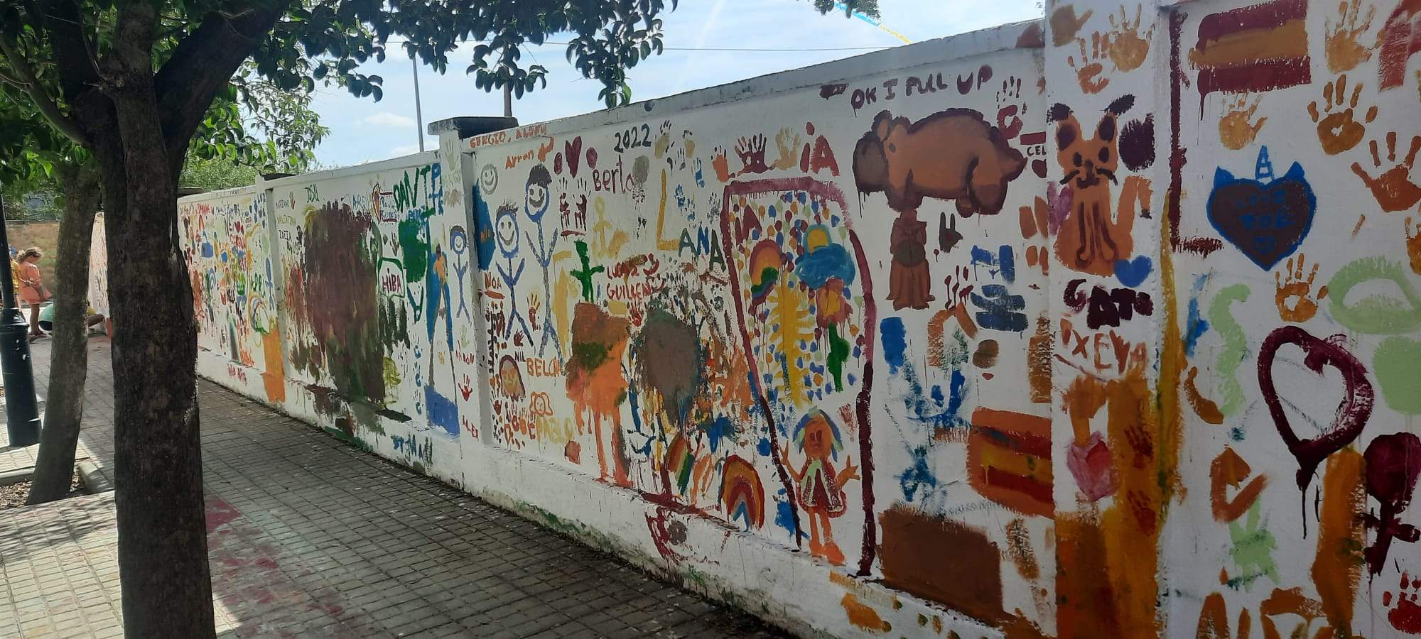 Pintando en el muro. Los pequeños protagonizan la mañana dominical. Foto Ayuntamiento de Ayerbe 