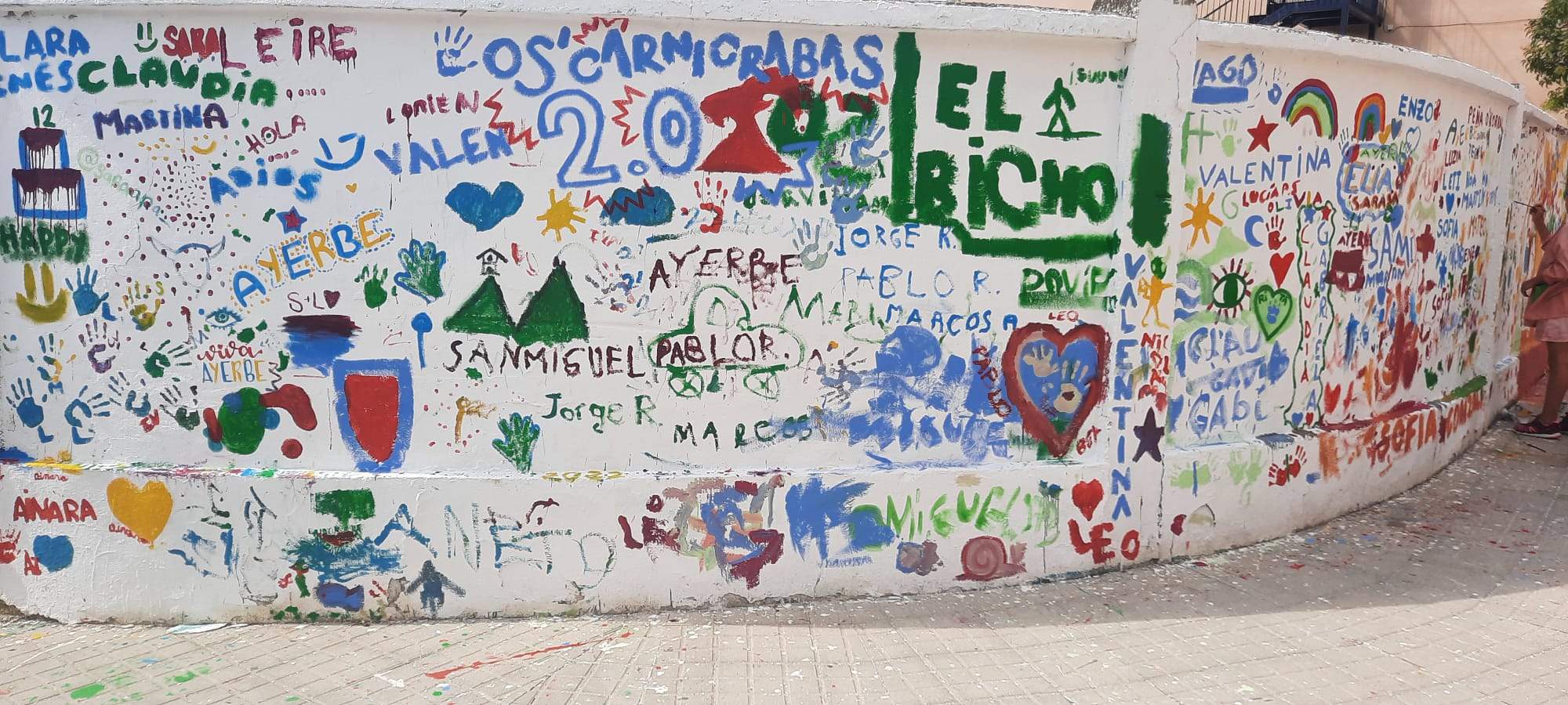 Pintando en el muro. Los pequeños protagonizan la mañana dominical. Foto Ayuntamiento de Ayerbe 