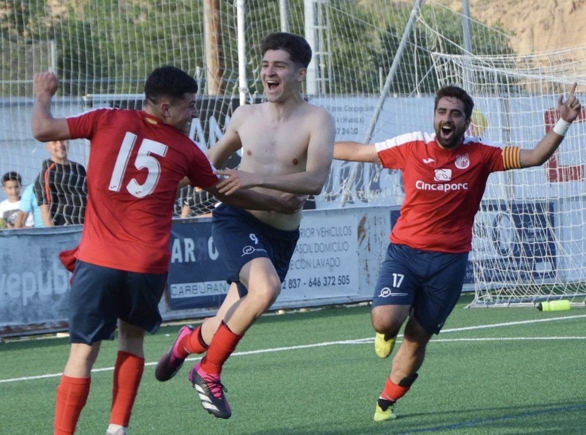 Los jugadores del Fraga B celebran el último tanto de Nacho ante el Boltaña. Foto: UD Fraga