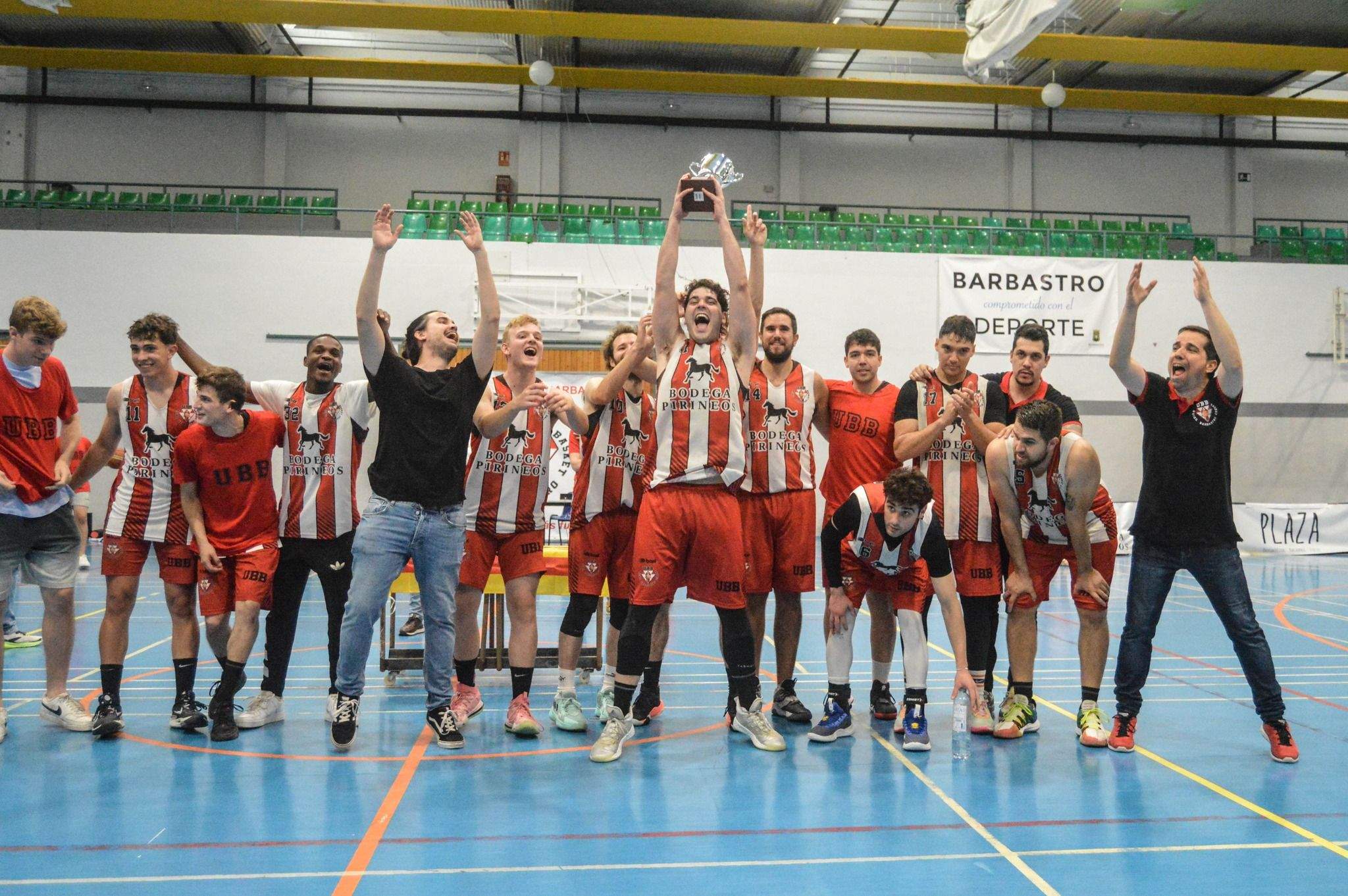 Bodega Pirineos Unión Basket Barbastro levanta el trofeo de subcampeón. Foto: Jorge Mazón/El Cruzado