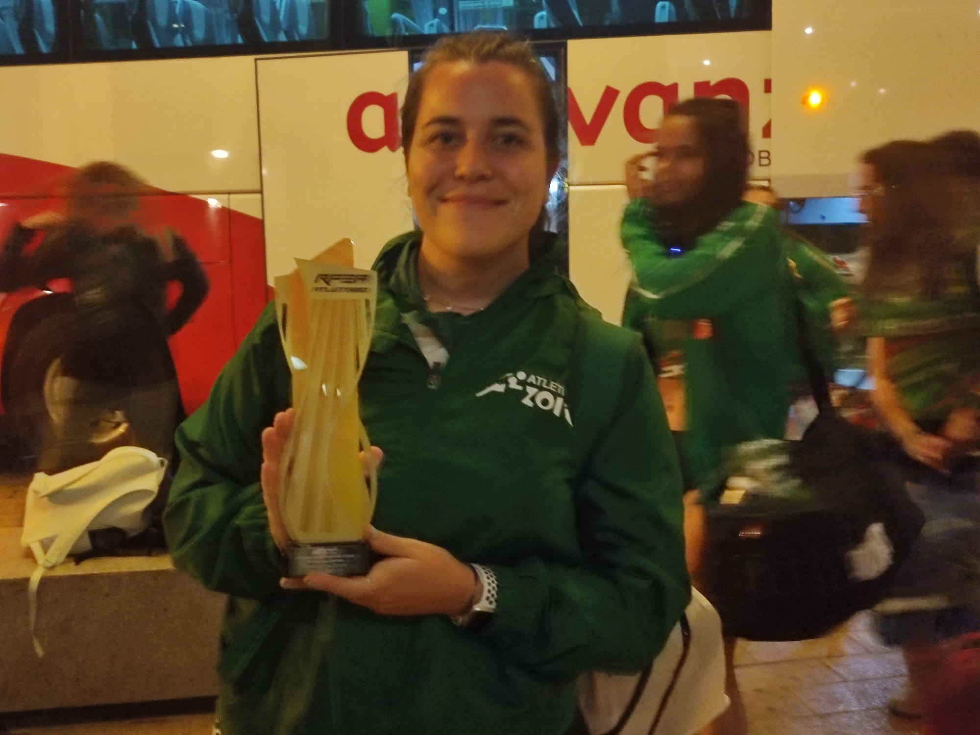 El regreso de las campeonas. Julia Foncillas con el trofeo.