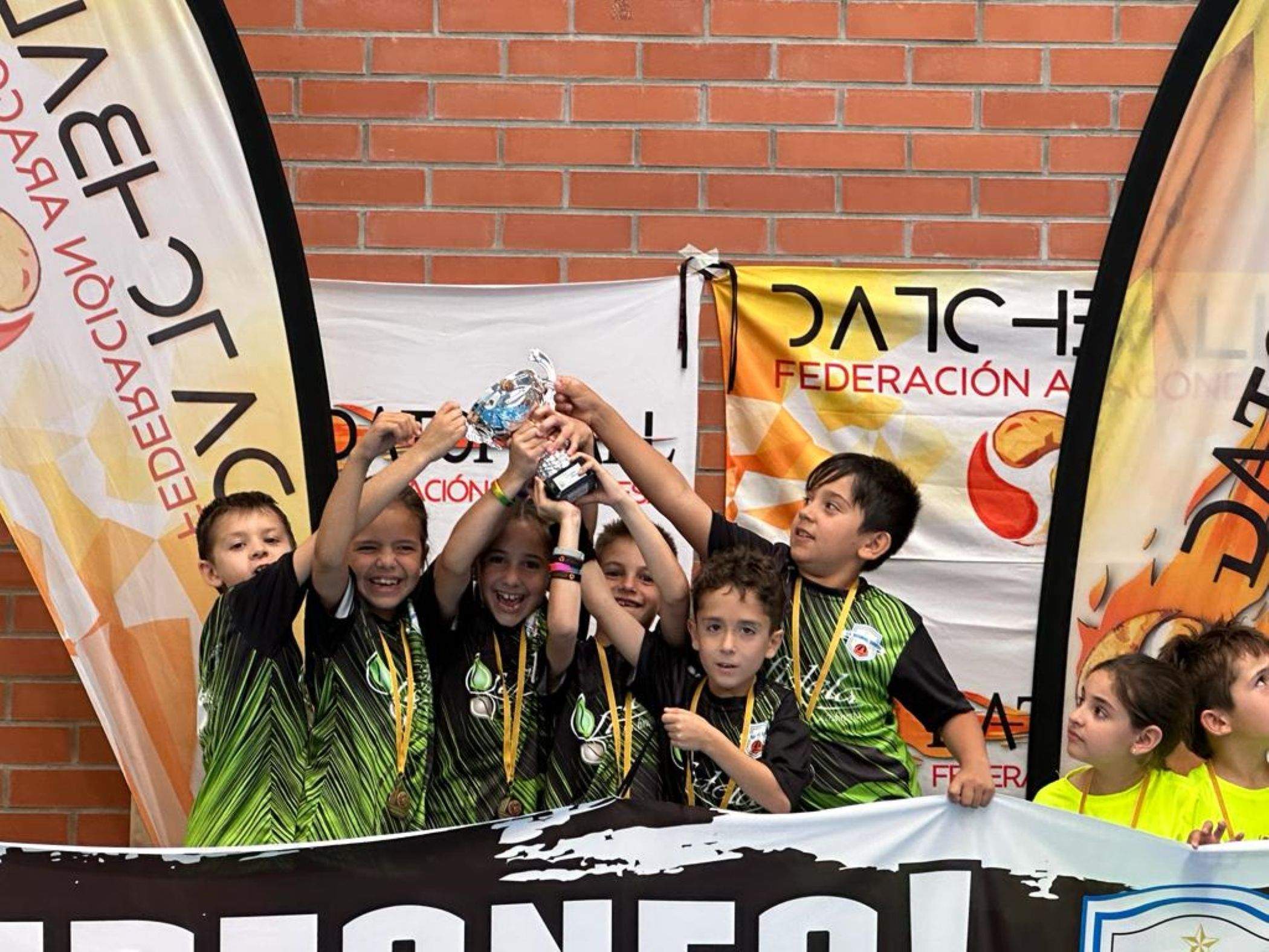 Datchballeros levantan la copa de campeón.