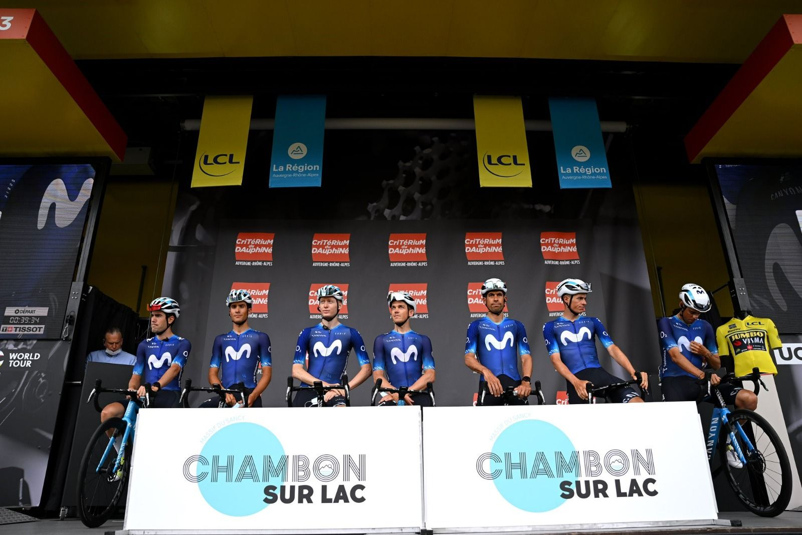 Samitier, el segundo por la izquierda; Arcas, a la derecha, antes de comenzar Dauphiné. Foto: Movistar