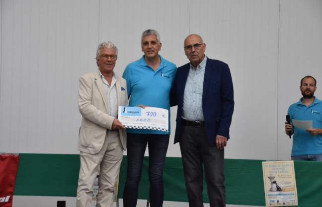 Entrega del cheque de 700 euros a la AECC, recaudado en el Memorial David Lafarga. Entrega del cheque de 700 euros a la AECC, recaudado en el Memorial David Lafarga.