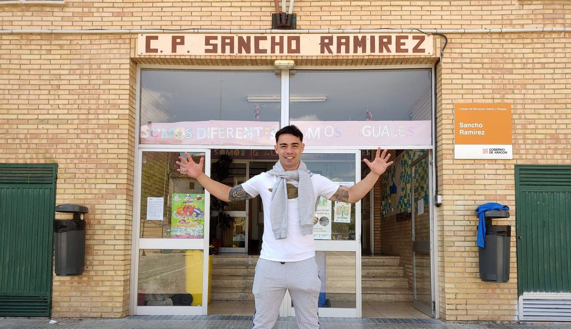 Pablo Gállego en la entrada del CP Sancho Ramírez.