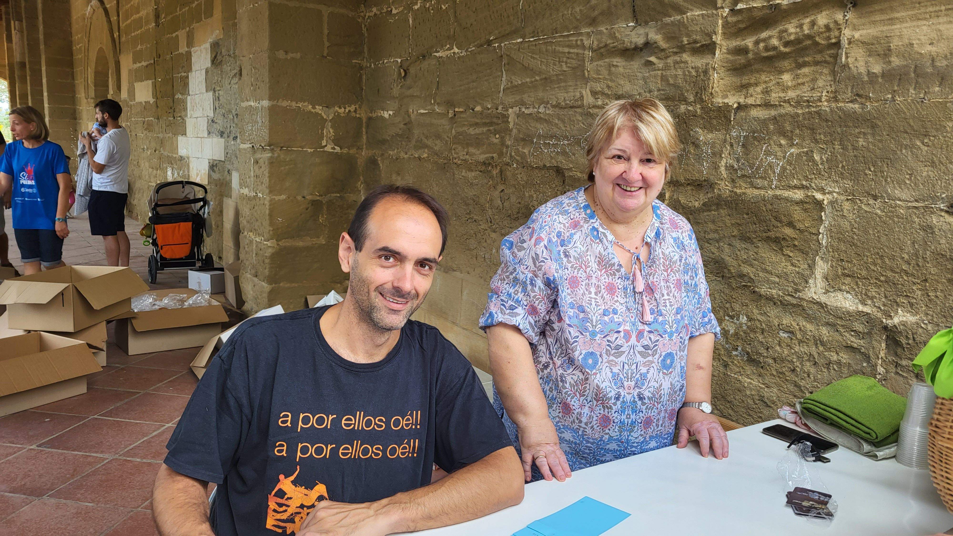 Fieles siempre en venta de lotería y donativos.