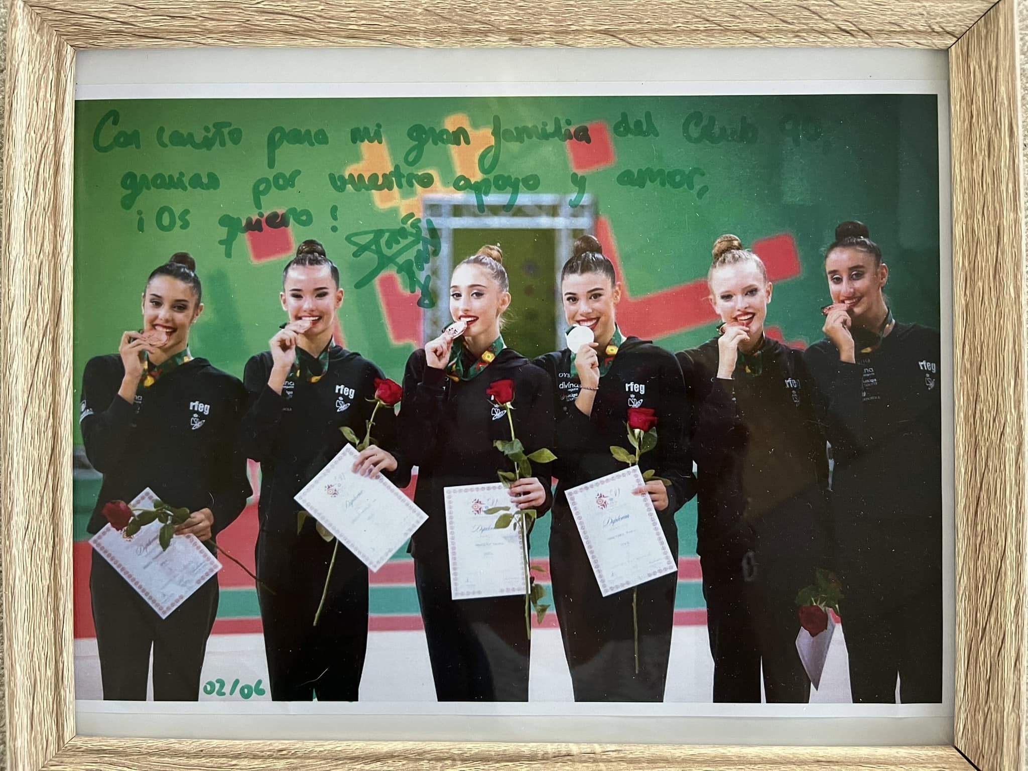 La foto dedicada de Inés Bergua al Club 90.