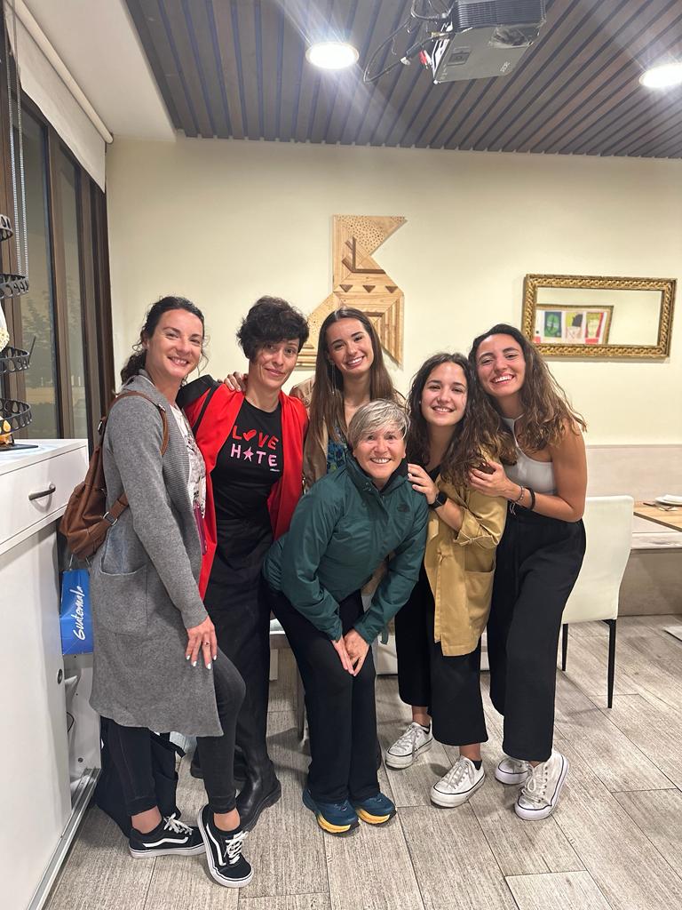 Inés Bergua, con las entrenadoras del club.