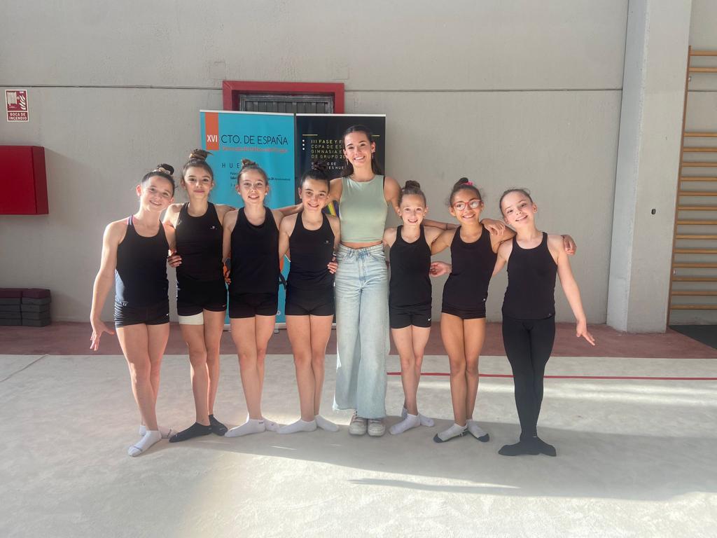 Inés Bergua, con un grupo de gimnastas del Club 90.