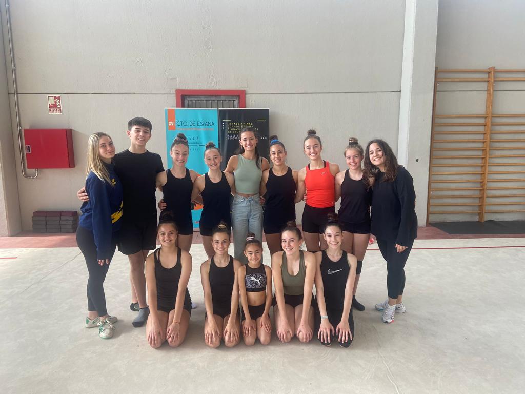 Inés Bergua, con un grupo de gimnastas del Club 90.