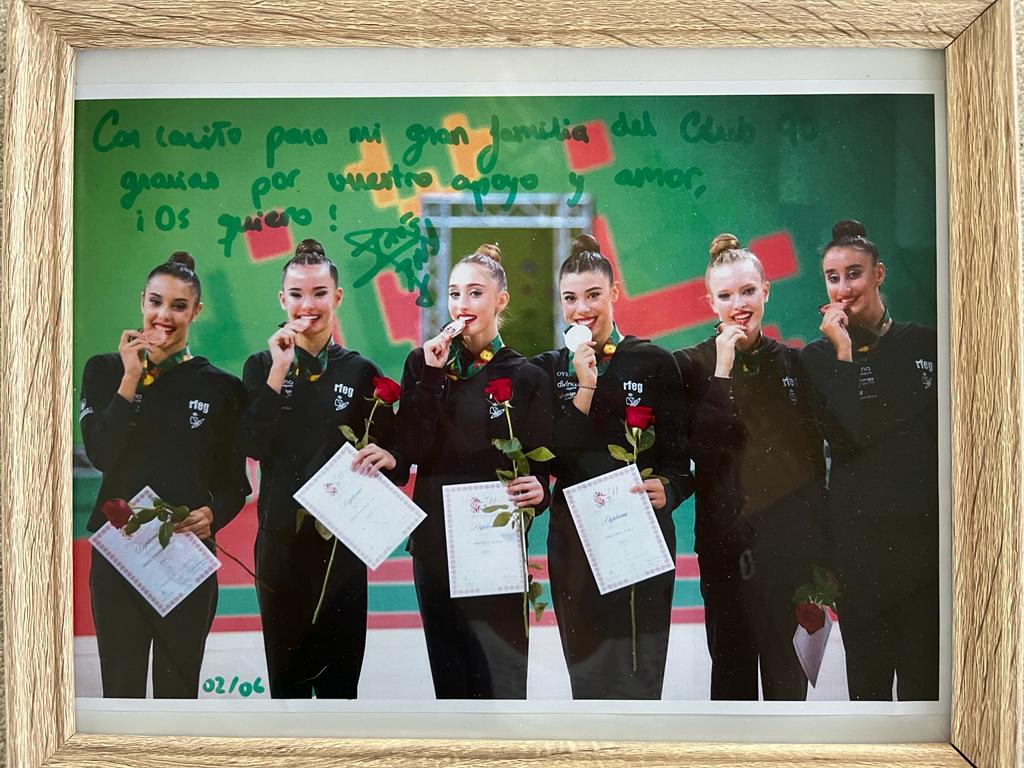 Inés Bergua con la foto dedicada al Club 90.