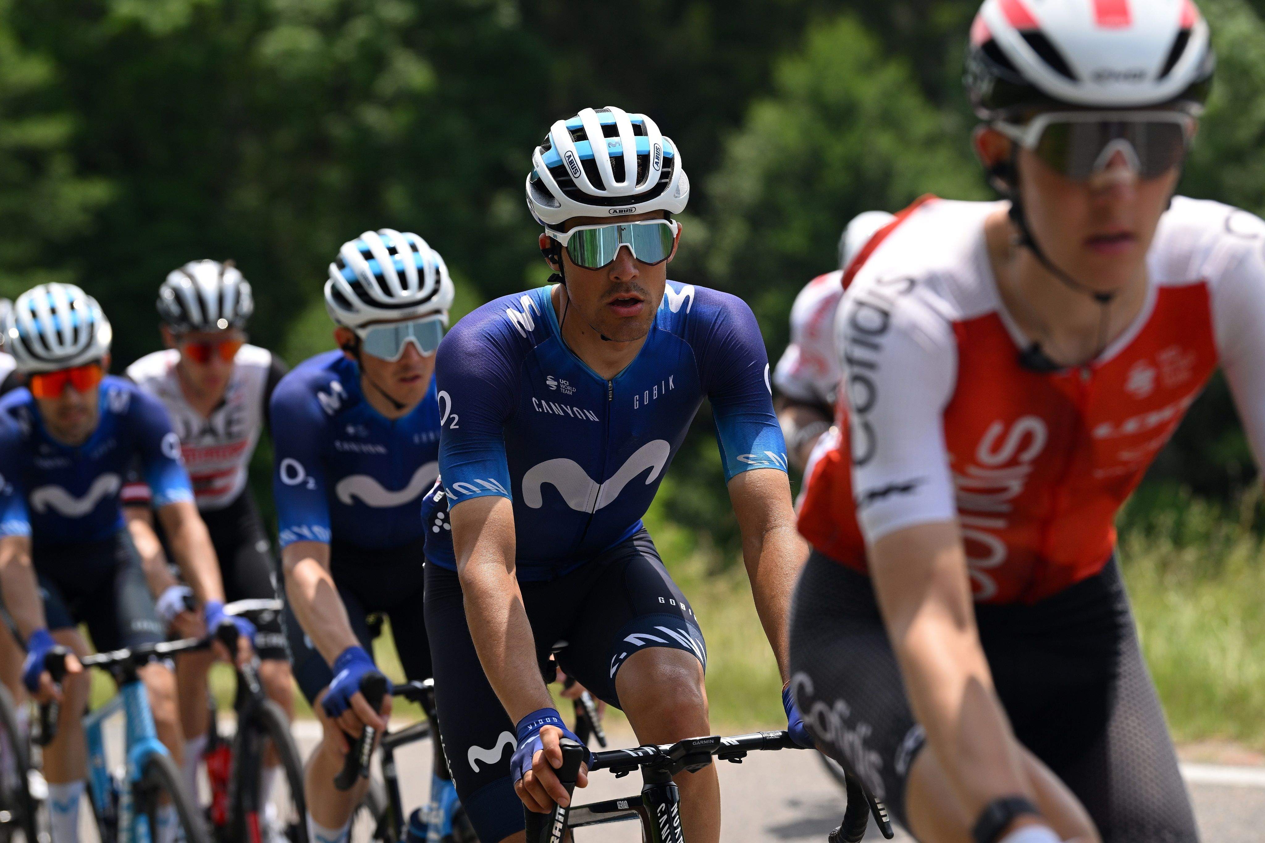 Sergio Samitier, en una foto de archivo, trabaja en la etapa de este martes del Dauphiné. Arcas sufrió una caída. Foto: Getty Sport/Movistar Team