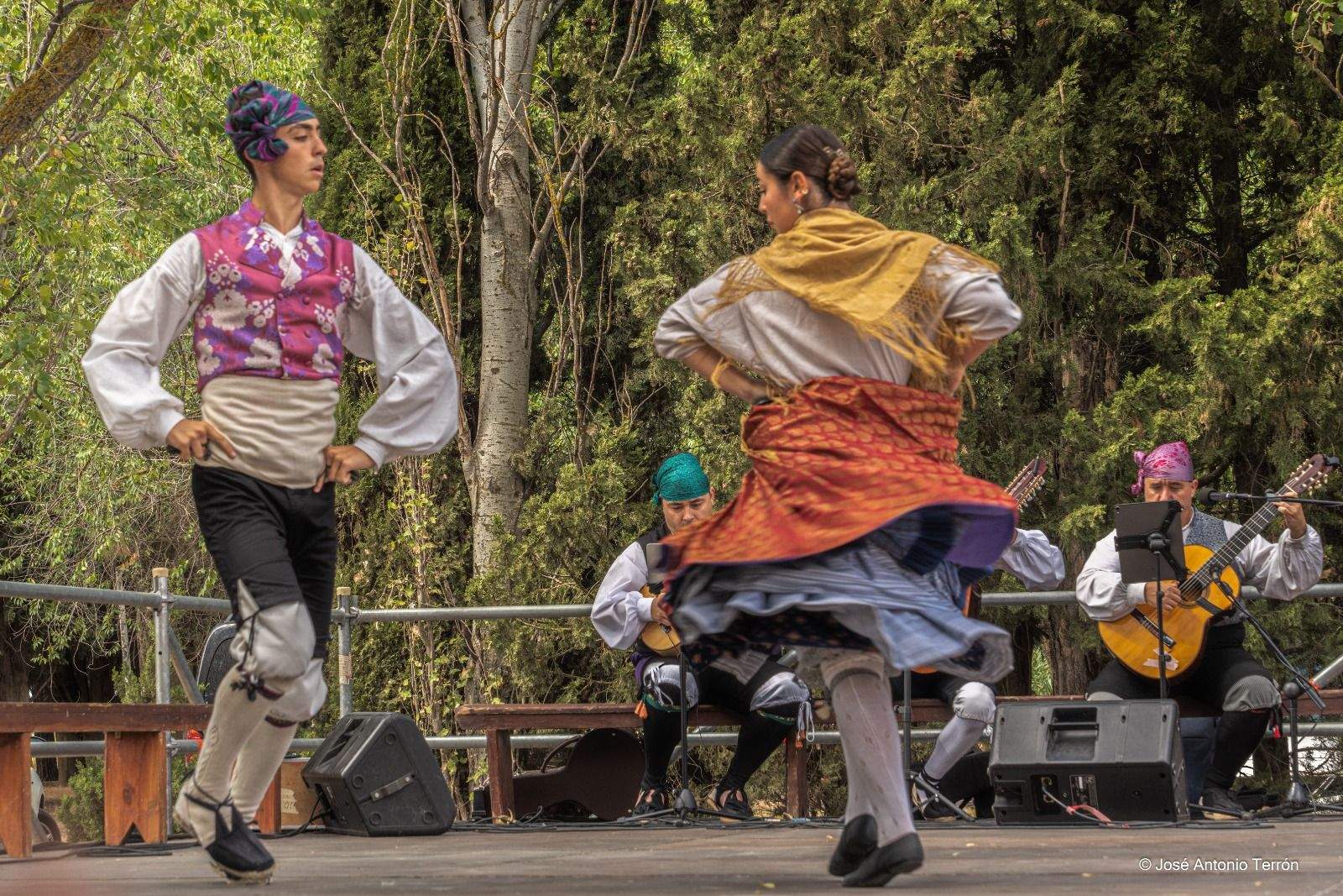 Actuación de Elenco Aragonés en Salas. Foto José Antonio Terrón
