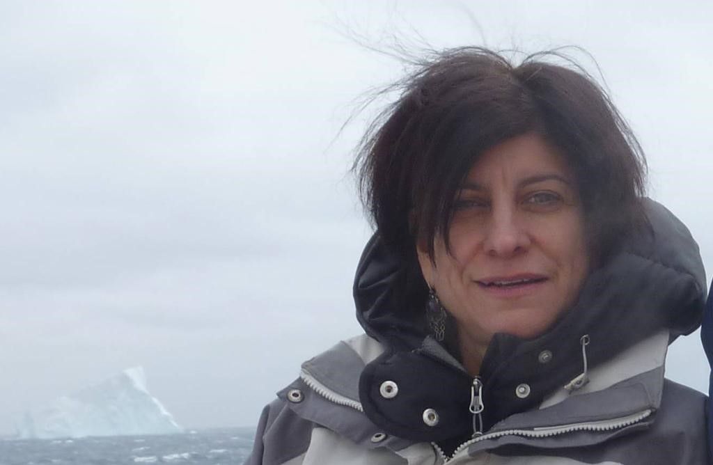 Carlota Escutia en un barco en la Antártida