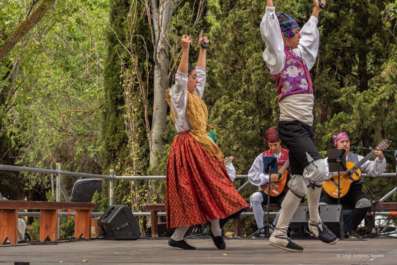 Actuación de Elenco Aragonés en Salas. Foto José Antonio Terrón 