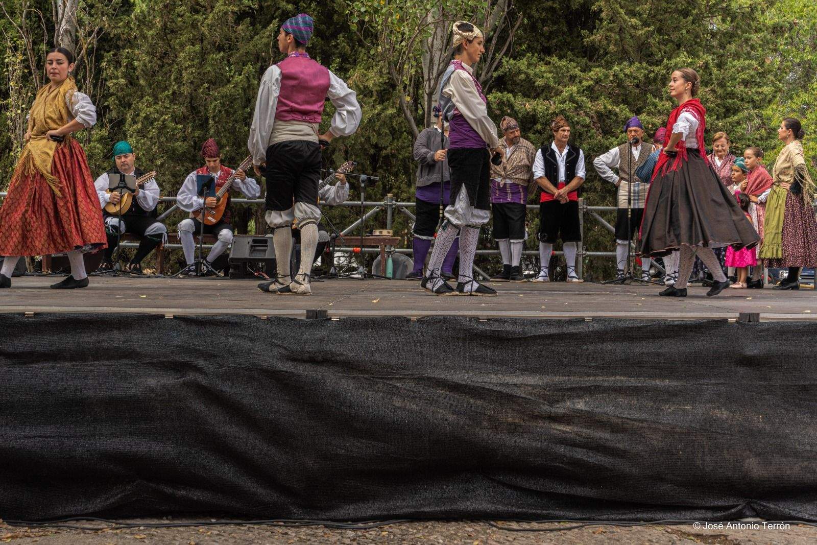 Actuación de Elenco Aragonés en Salas. Foto José Antonio Terrón 