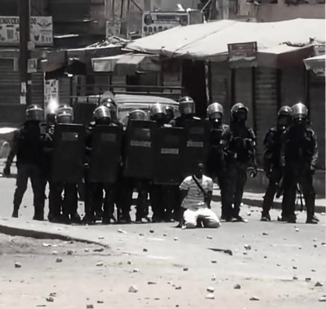 La policía senegalesa utiliza escudos humanos en su represión frente a la resistencia popular.