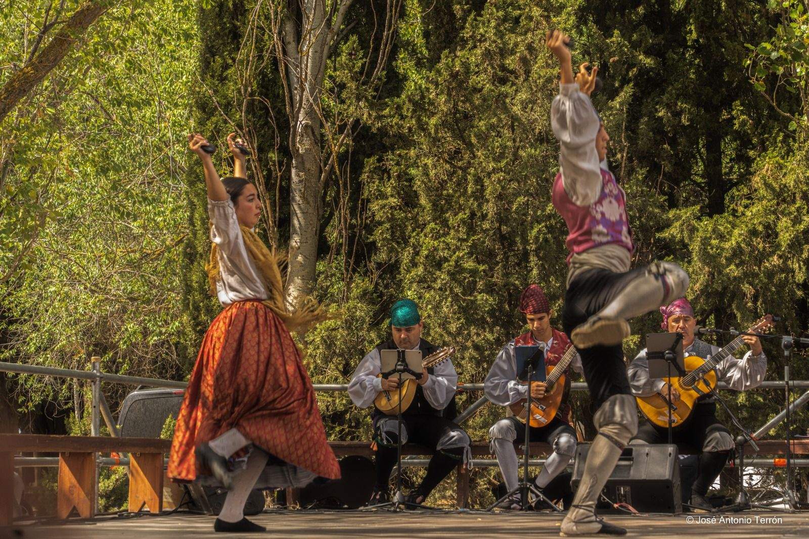 Actuación de Elenco Aragonés en Salas. Foto José Antonio Terrón 