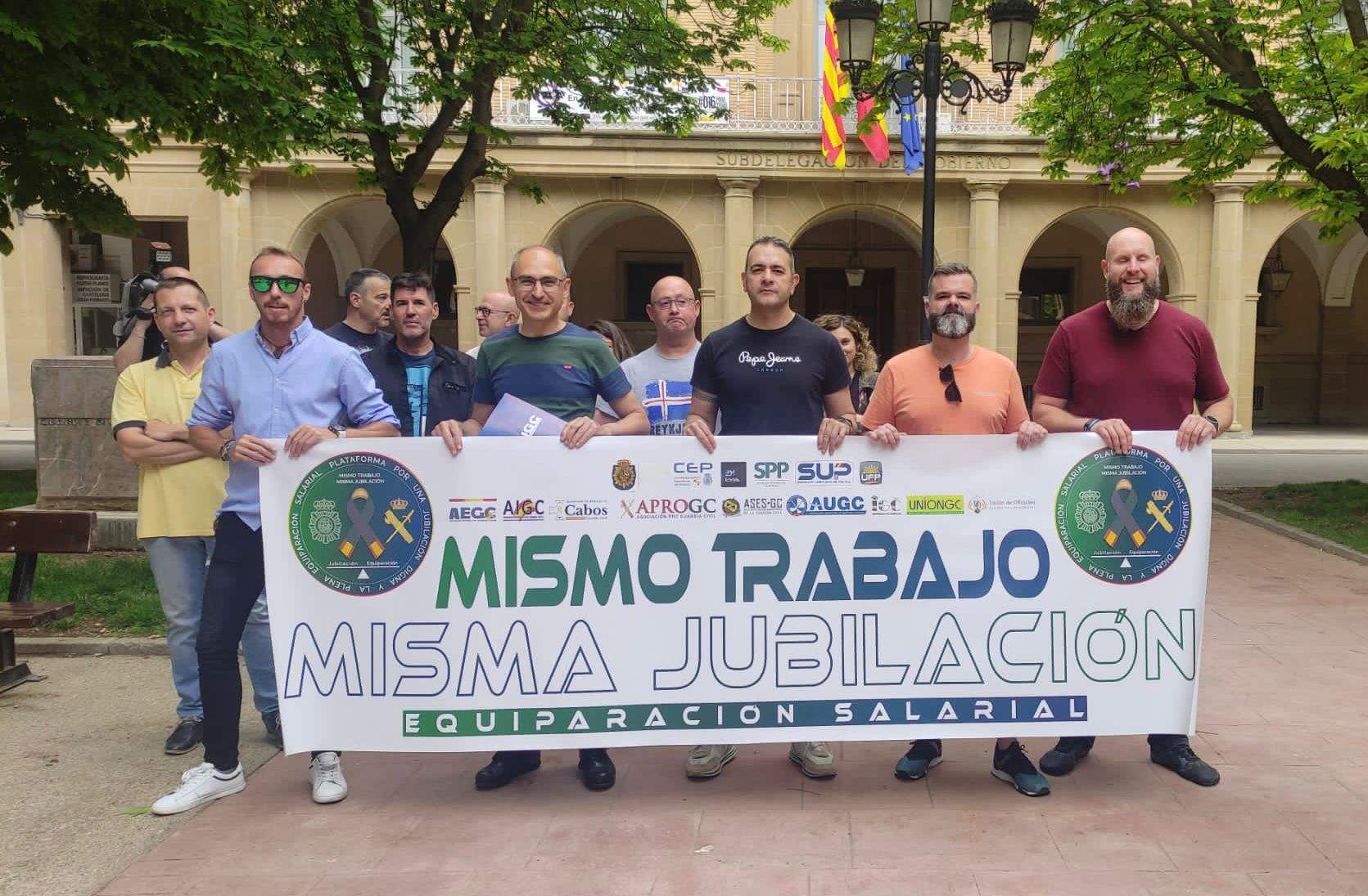 Miembros de la Policía Nacional y la Guardia Civil en la puerta de la Subdelegación de Gobierno de Huesca.