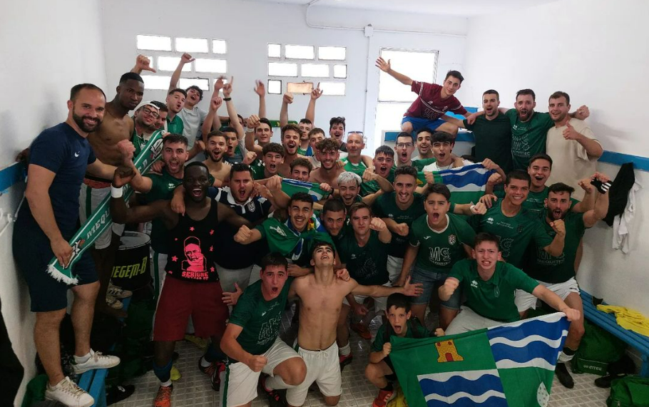 El Mequinenza celebra la clasificación para el playoff de ascenso a Preferente. 