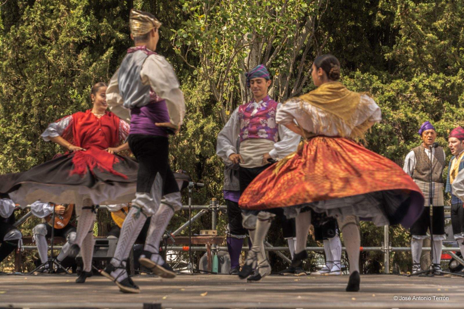 Actuación de Elenco Aragonés en Salas. Foto José Antonio Terrón 