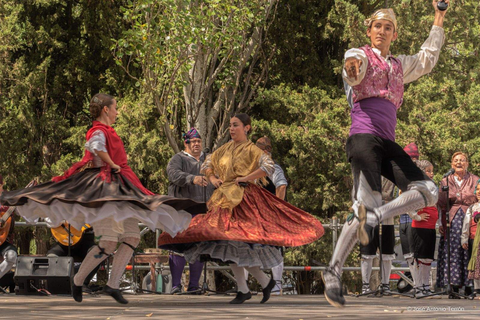 Actuación de Elenco Aragonés en Salas. Foto José Antonio Terrón 